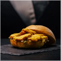 Onze huis gegrilde kipgrillworst krijgt net dat beetje extra dankzij onze eigen marinade en sambalolie. Geserveerd met knapperige ijsbergsla en afgemaakt met onze spicy kerriemayonaise. Lekker pittig, boordevol smaak en niet te weerstaan.