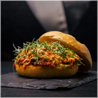 Onze hardloper! Fijngesneden kipfilet met onze zelfgemaakte sriracha kruiden, sriracha saus, ijsbergsla en tuinkers. Maak hem nog smaakvoller door extra cheddar en huisgemaakte sambal toe te voegen. 