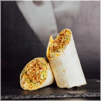 Fijngesneden kipfilet met onze zelfgemaakte sriracha kruiden, sriracha mayonaise, ijsbergsla en tuinkers. Maak hem nog lekkerder met extra chedder en of huisgemaakte sambal. Deze wrap bevat wel 200 gram kipfilet dus goed voor de eiwitten!<br><br><i>BiggBoss Sriracha wrap</i>