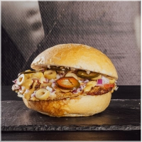 Sous-vice gegaarde kipfilet - gekonfijte citroen - Ras el Hannout mayonaise - harissa<br>nieuw marokaanse broodje