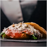 Dungesneden ossenhaas met rucola, geroosterde pijnboompitten, verse Parmezaanse kaas, peper, zout, huisgemaakte truffelmayonaise
