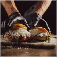 Carpaccio zoals 'ie hoort: dun gesneden,rucola, romige pestomayonaise, afgetopt met pijnboompitten & Parmezaanse kaas.