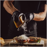 Carpaccio met truffel en pestomayonaise voor dubbel genieten.