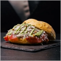 Carpaccio met truffel en pestomayonaise voor dubbel genieten.
