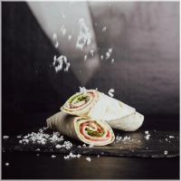 Carpaccio wrap met onze frisse, romige en gevaarlijk lekkere pestomayonaise.<br><br>Kun je niet kiezen? Beste keuze. Neem allebei en upgrade met extra saus..