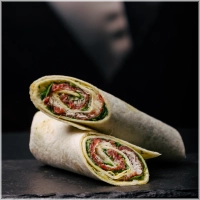 Carpaccio wrap met onze frisse, romige en gevaarlijk lekkere pestomayonaise.<br><br>Kun je niet kiezen? Beste keuze. Neem allebei en upgrade met extra saus..