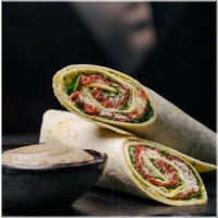Voor als je echt niet kan kiezen. Onze carpaccio wrap met truffel en pestomayonaise.