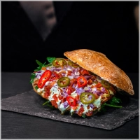 Onze limited special! <br>Een heerlijke italiaanse smaakbom met salami, chorizo, Bollino's beenham, rucola ,rode ui, zongedroogde tomaatjes, jalapenos & pittige pepperoni mayonaise. <br>Crunchy en eentje waar je te laat achter komt dat 'ie tijdelijk was.