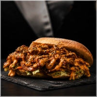 THIS MONTH ONLY<br>Langzaam gegaarde kipdij in een sticky Korean glaze van gochujang, soja & honing.<br>Afgemaakt met frisse asian slaw, romige gochujang mayonaise en geroosterde sesam.