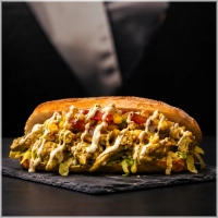 THIS MONTH ONLY <br>24 uur gemarineerde kipdijen in authentieke Jamaicaanse jerk-kruiden, frisse corn salsa, romige mayonaise & een pittige habenero kick. <br><br>Extra cheddar voor een romige twist.