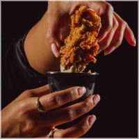 Onze huisgemaakte chicken tenders worden à la minute bereid en krokant gepaneerd. Vers gemaakt en perfect als snack of bijgerecht.