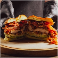 Krokante kipfilet, smokey BBQ saus, verse huisgemaakte koolsalade, dun gesneden tomaat en rode ui.<br>Alles wordt huisgemaakt door onze Chefs -  van het kippetje tot aan de BBQ saus!