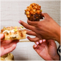 Classic brownie - huisgemaakt met toffee saus en hazelnoten