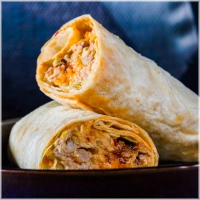 De wrap is een smaakvolle en vullende optie, ideaal voor de avondmaaltijd. Deze wrap bevat malse geplukte kippendijen, rijkelijk gemarineerd in een huisgemaakte chilisaus. Daarnaast is de wrap belegd met gesmolten cheddar en ijsbergsla. <br><br>Tip: Bollino's huisgemaakte sambal voor wat extra pit!