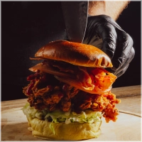 Lekker veel malse kip, verse dun gesneden tomaat en romige white sauce. Simpel, juicy en altijd goed. <br>Tip: Nog lekkerder met cheddar!