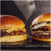 Een sappige beef smashburger, vers van de slager. Onze geheime burgersaus, English cheddar en augurk. Less beef, more bite! 