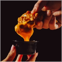 Crispy karaagse bites 6 stuks: Onze karaagse bites zijn perfect knapperige, sappige stukjes kip, geïnspireerd op de Japanse keuken.Gemarineerd in een mix van sojasaus, gember, knoflook en een vleugje sesam, vervolgens gefrituurd. 